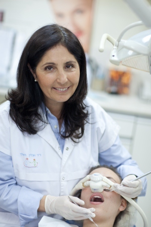 ד"ר אבלין ושלר, רופאת שיניים המתמקדת בטיפול בחרדה דנטלית בילדים ומתבגרים