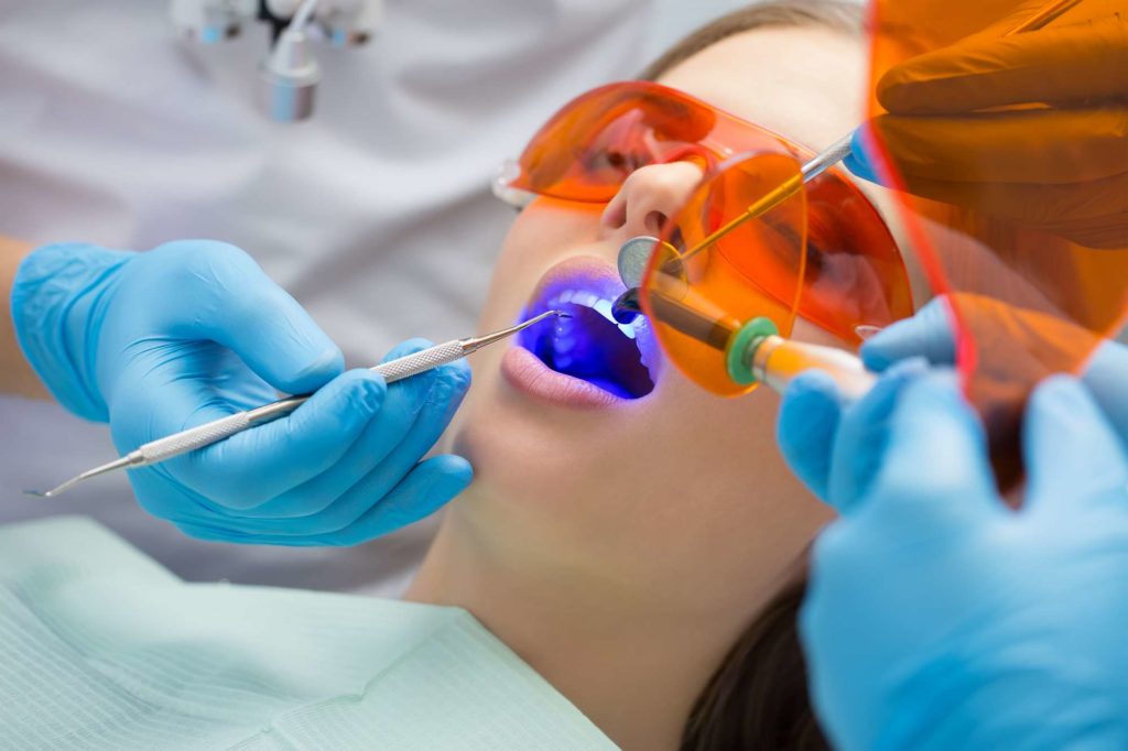 איטום חריצים בשיניים - ד"ר אבלין ושלר' רופאת שיניים המתמקדת בטיפול בחרדה דנטלית בילדים ומתבגרים